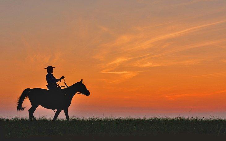 Montar a caballo al atardecer
