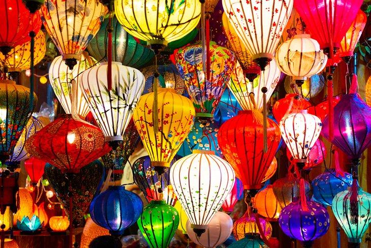 Linternas coloridas a la venta en el Mercado Nocturno de Hoi An
