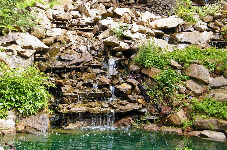 Pequeña cascada en Ohme Gardens