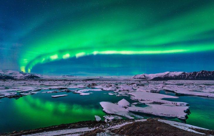 Las luces auroras boreales iluminan el cielo sobre la Laguna Glaciar Jokulsarlon
