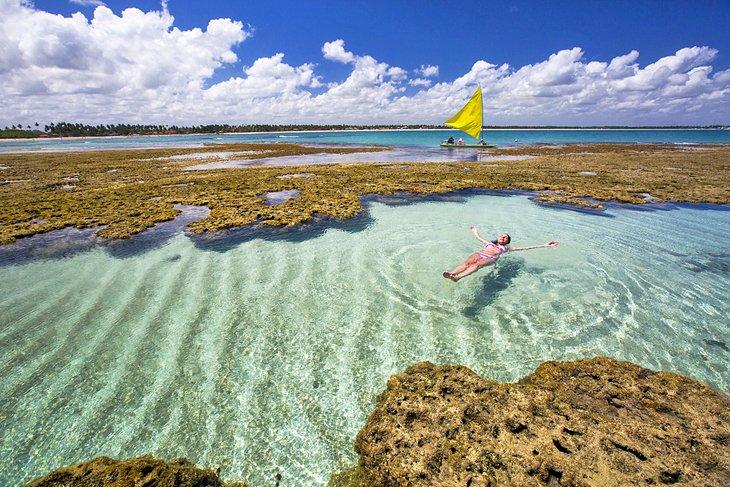 Mujer nadando en una piscina natural en Porto de Galinhas