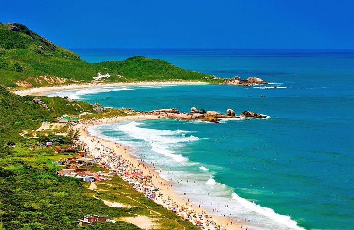 Foto aérea de la playa en Florianópolis