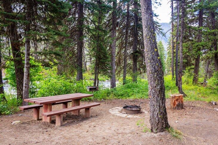 Campo de acampada junto al arroyo en el Bosque Nacional Payette