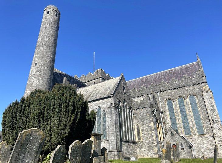 Tour ronde et cathédrale de Saint Canice