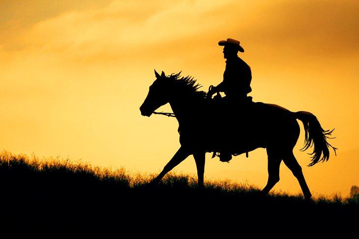 Montando a caballo al atardecer