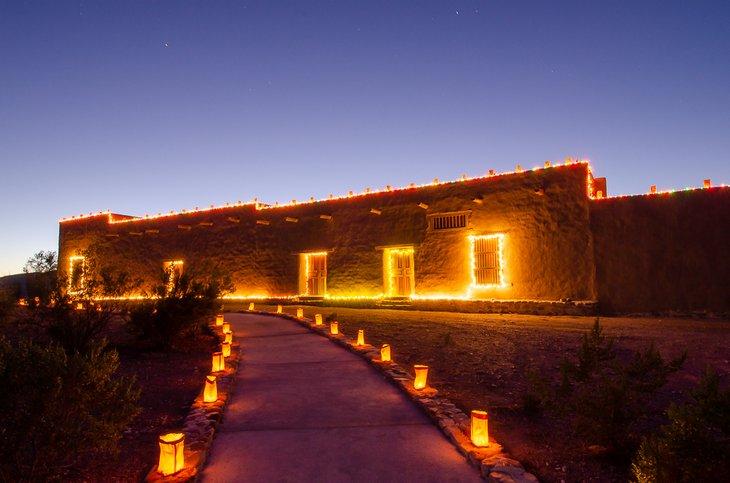 Luminarias iluminan Fort Leaton en diciembre.