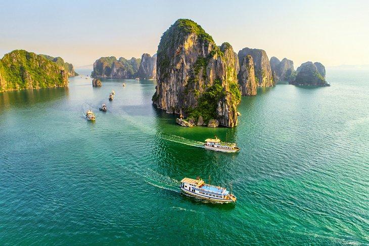 Kreuzfahrtschiffe in der Halong-Bucht