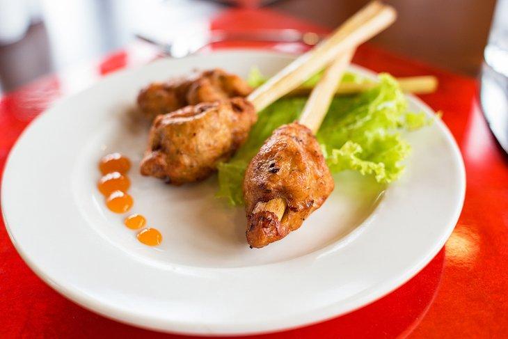 Essen in einem Restaurant in der Halong-Bucht