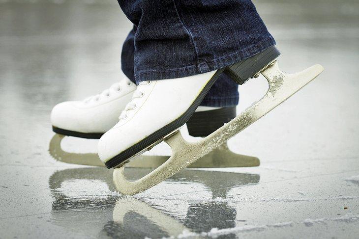 Patinage sur glace sur un étang gelé dans le nord du Maine