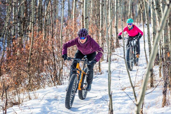 Vélo à pneus larges dans la neige