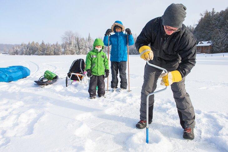 Une famille prépare un voyage de pêche sur glace