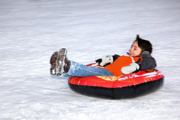 Un garçon faisant du tubing dans le Maine