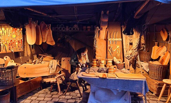 Puesto de talladores de madera en el Mercado de Navidad en Esslingen