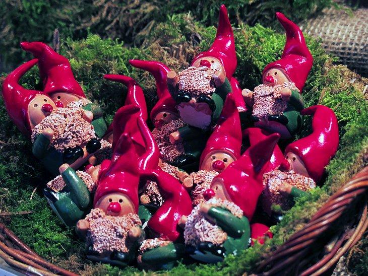 Duendes a la venta en el mercado de Navidad de Esslingen