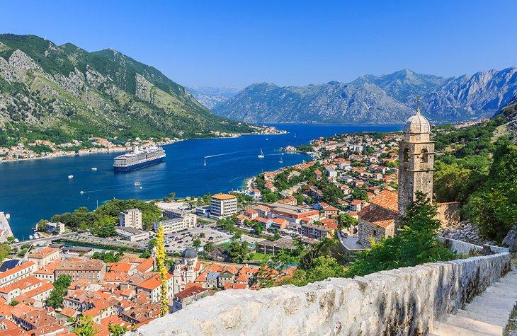 Bahía de Kotor y el casco antiguo