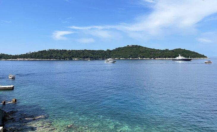 La Isla de Lokrum desde la costa