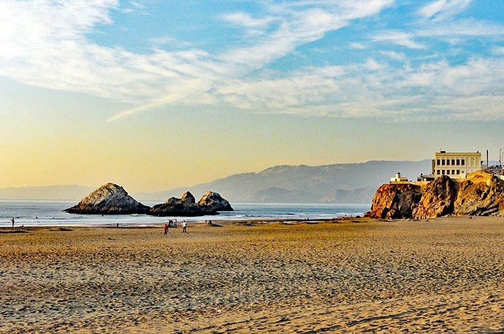 Ocean Beach con el Cliff House arriba