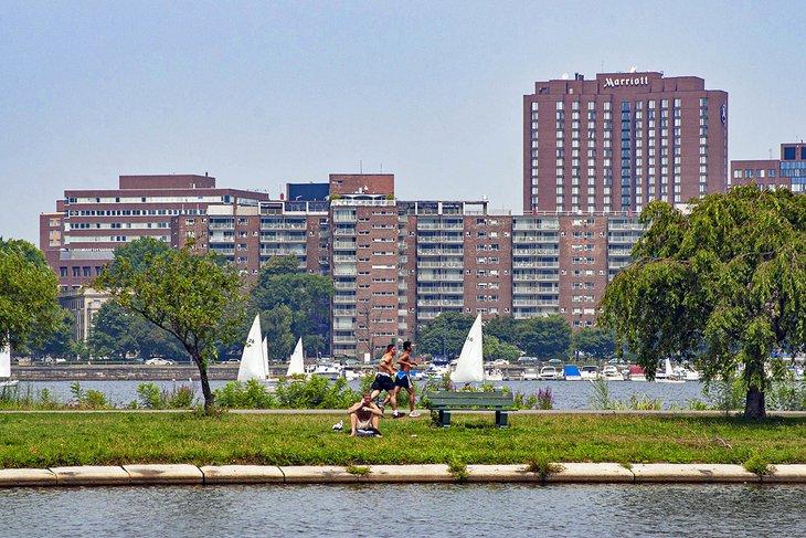 Joggers sur les sentiers d'Esplanade de Boston