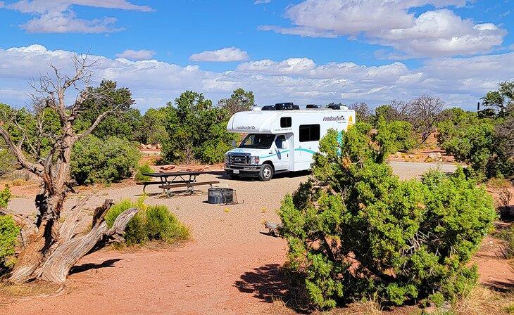 Una autocaravana en un sitio de camping en Horsethief Campground