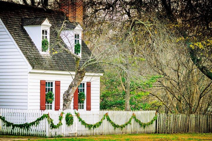 Casa en Colonial Williamsburg con decoraciones navideñas