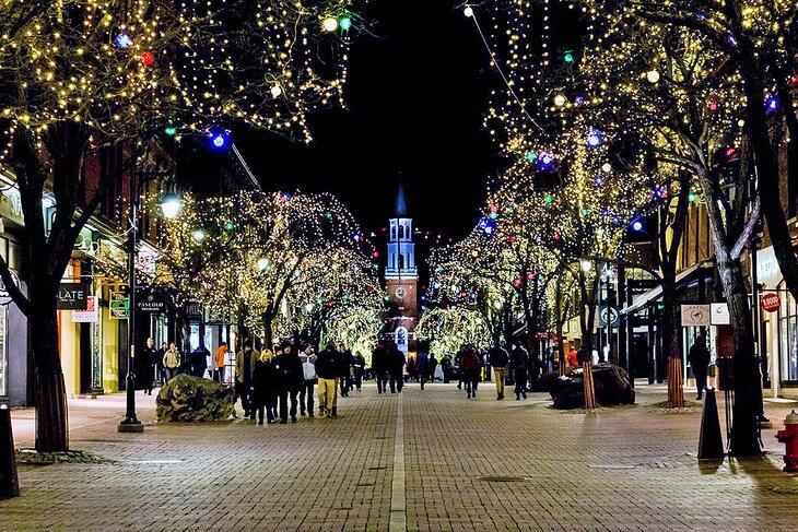 Compradores navideños en Church Street en Burlington