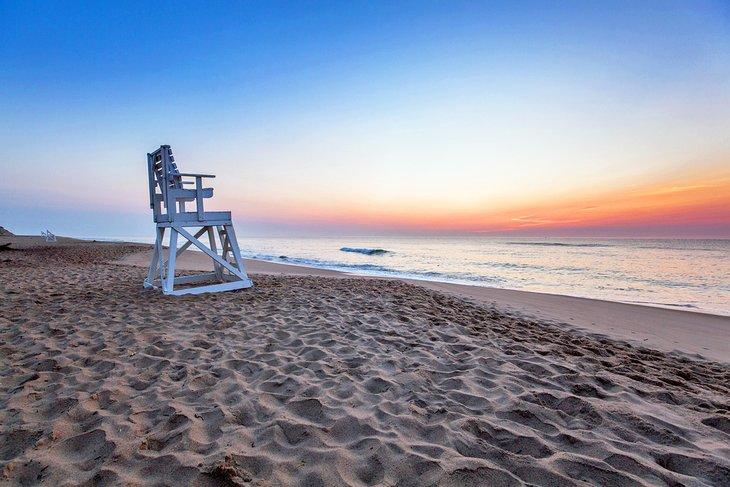 Torre de salvavidas en Coast Guard Beach, Cape Cod al amanecer