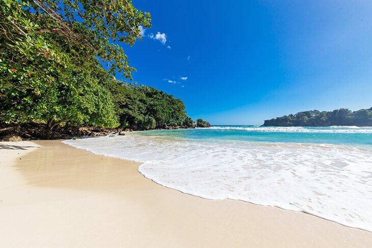 Playa de Boston Bay cerca de Port Antonio, Jamaica