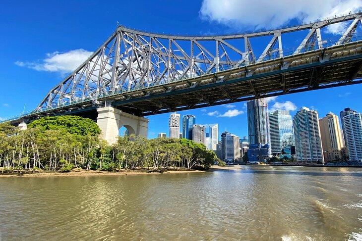 Navegando bajo el Story Bridge