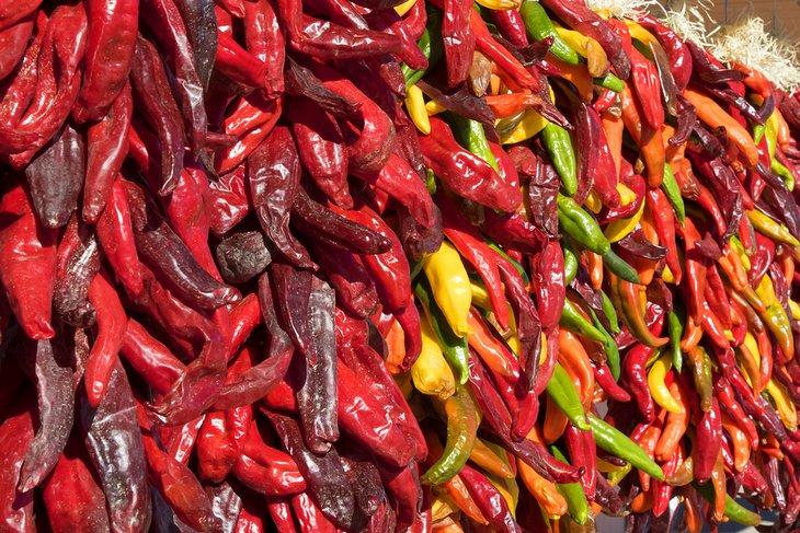 Piments chili séchant au Nouveau-Mexique