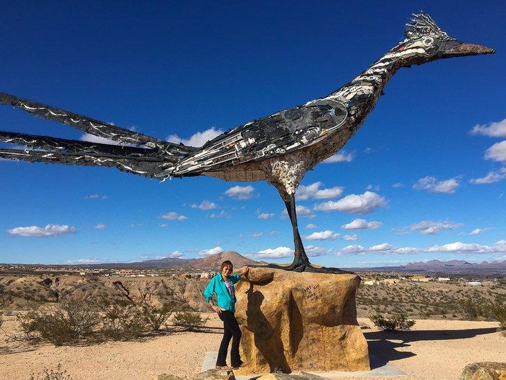 L'auteur, Catherine Hawkins, admirant l'attraction de la route Roadrunner