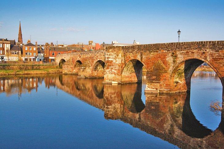 Puente Devorgilla cruzando el río Nith en Dumfries