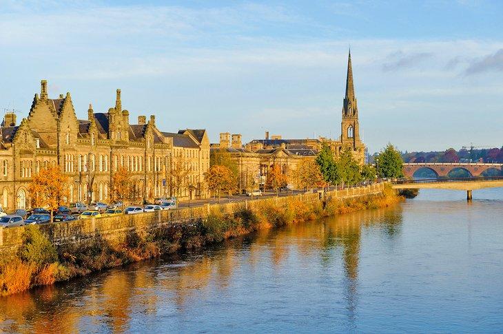 Centro de la ciudad de Perth a lo largo del río Tay