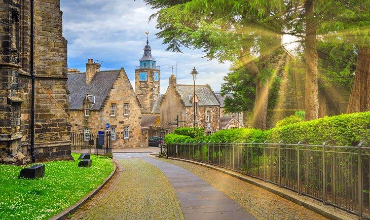 Camino que conduce a la antigua ciudad de Stirling, Escocia