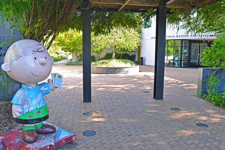 Charlie Brown Statue im Charles M. Schulz Museum
