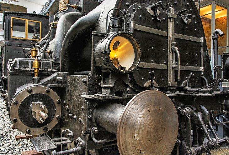 Alte Dampflokomotive im Nationalen Technischen Museum