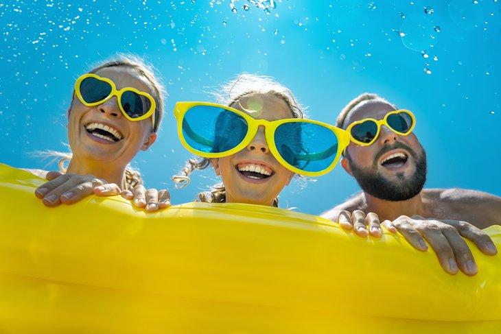 Familie, die einen Wasserpark genießt