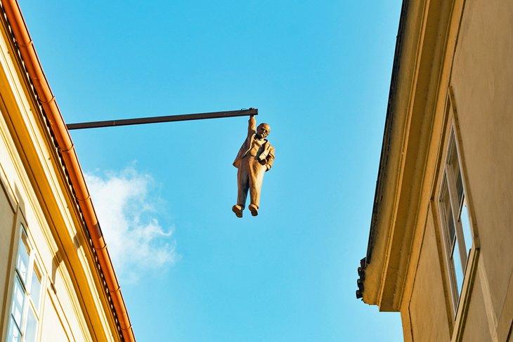 David Černý's Freud hängt von einem Dach-Skulptur