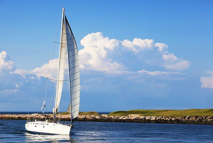 Velero junto a Montauk Point, Long Island, Nueva York