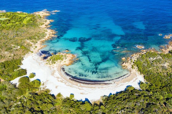 Vista aérea de la Playa del Príncipe (Spiaggia del Principe), Costa Esmeralda