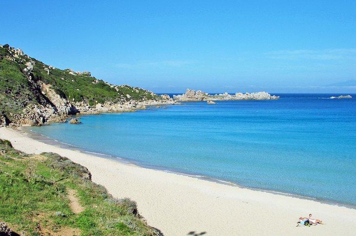 Playa Rena Bianca en Santa Teresa Gallura, Cerdeña
