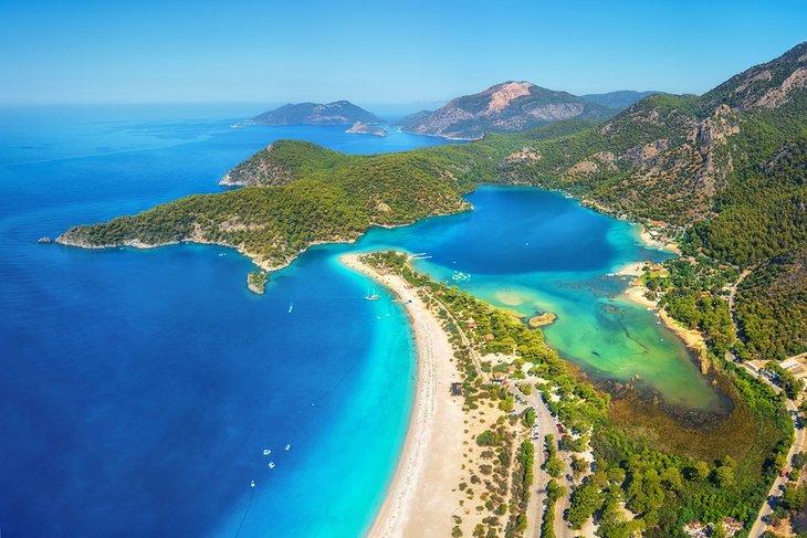 Vista aérea de la playa y laguna de Ölüdeniz