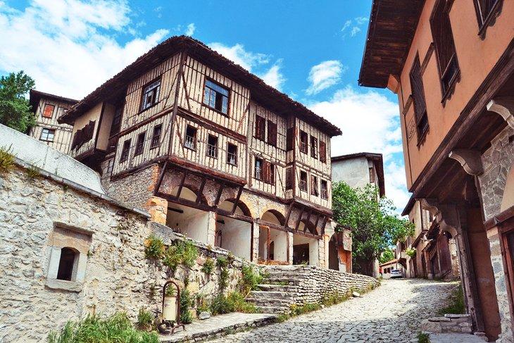 Calle empedrada en el pueblo de Safranbolu, Patrimonio de la Humanidad por la UNESCO