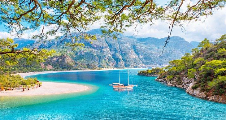 Velero anclado frente a la playa de Oludeniz