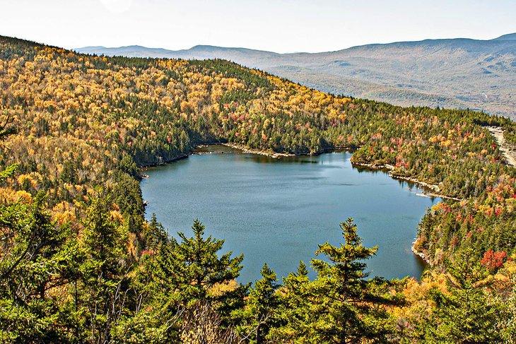 Estanque Loon en la cima de Loon Mountain