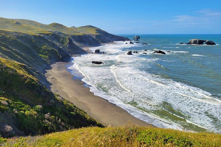 Roca arqueada en el Parque Estatal de la Costa de Sonoma