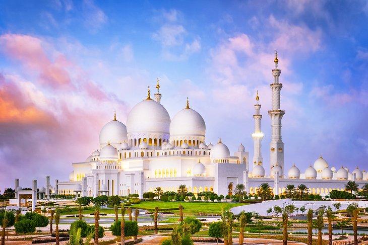 Anochecer en la Gran Mezquita Sheikh Zayed en Abu Dhabi