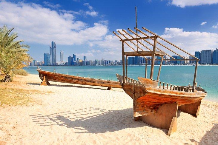 Playa y horizonte de Abu Dhabi