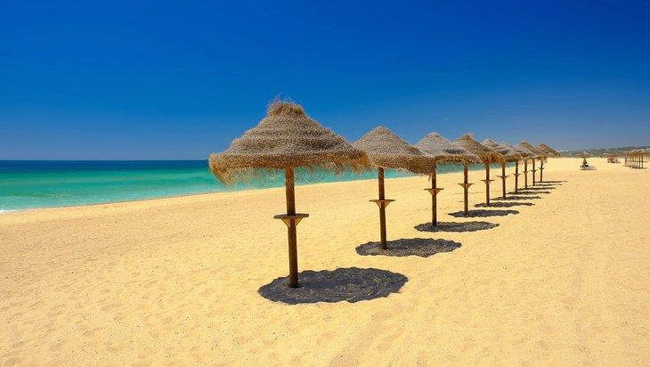 Sombrillas en Praia do Alvor