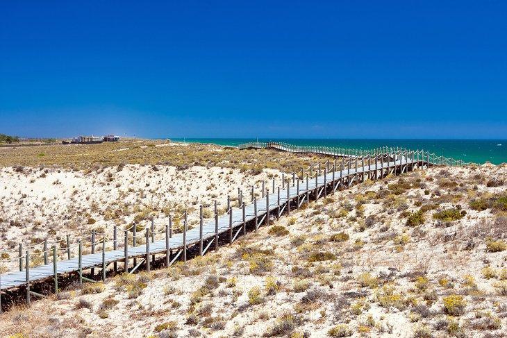 Puente peatonal de madera sobre las dunas en Praia da Quinta do Lago