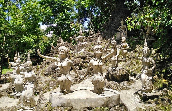 Statues dans le Jardin Secret du Bouddha